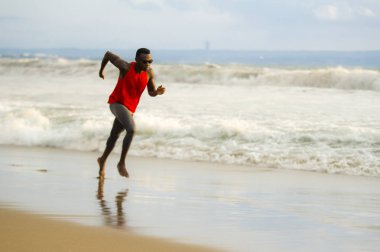 sert ve koşu, sahil eğitim deniz suyu profesyonel sporcu yaşam tarzı üzerinde çalışan ve runner egzersiz sökük atletik ve güçlü afro Amerikan zenci genç çekici yerleştirmek 