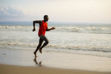 sert ve koşu, sahil eğitim deniz suyu profesyonel sporcu yaşam tarzı üzerinde çalışan ve runner egzersiz sökük atletik ve güçlü afro Amerikan zenci genç çekici yerleştirmek 