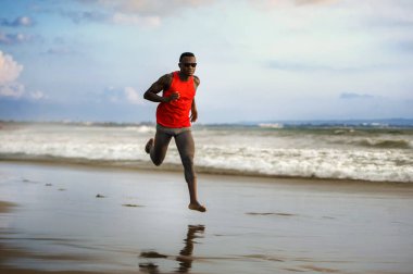 sert ve koşu, sahil eğitim deniz suyu profesyonel sporcu yaşam tarzı üzerinde çalışan ve runner egzersiz sökük atletik ve güçlü afro Amerikan zenci genç çekici yerleştirmek 
