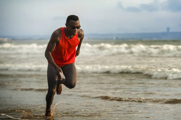 Joven Atractivo Forma Atlética Fuerte Hombre Afroamericano Negro Corriendo Playa — Foto de Stock