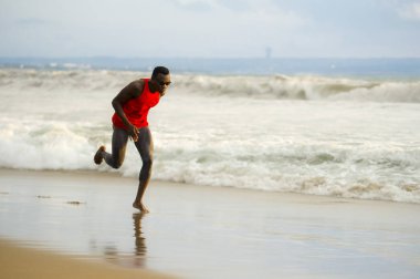 genç çekici deniz suyu profesyonel sporcu yaşam tarzı üzerinde sahil eğitim, sert ve koşu koşan atletik ve güçlü siyah Afrika kökenli Amerikalı adam uygun ve atlet egzersiz sökük 