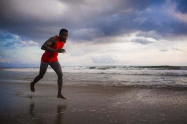 genç çekici deniz suyu profesyonel sporcu yaşam tarzı üzerinde sahil eğitim, sert ve koşu koşan atletik ve güçlü siyah Afrika kökenli Amerikalı adam uygun ve atlet egzersiz sökük 