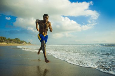 sert ve koşu, sahil eğitim deniz suyu profesyonel sporcu yaşam tarzı üzerinde çalışan ve runner egzersiz sökük atletik ve güçlü afro Amerikan zenci genç çekici yerleştirmek 