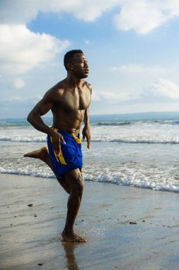 genç çekici deniz suyu profesyonel sporcu yaşam tarzı üzerinde sahil eğitim, sert ve koşu koşan atletik ve güçlü siyah Afrika kökenli Amerikalı adam uygun ve atlet egzersiz sökük 