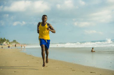 sert ve koşu, sahil eğitim deniz suyu profesyonel sporcu yaşam tarzı üzerinde çalışan ve runner egzersiz sökük atletik ve güçlü afro Amerikan zenci genç çekici yerleştirmek 