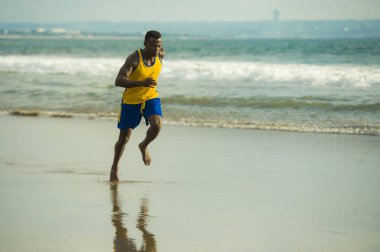 sert ve koşu, sahil eğitim deniz suyu profesyonel sporcu yaşam tarzı üzerinde çalışan ve runner egzersiz sökük atletik ve güçlü afro Amerikan zenci genç çekici yerleştirmek 