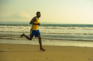 sert ve koşu, sahil eğitim deniz suyu profesyonel sporcu yaşam tarzı üzerinde çalışan ve runner egzersiz sökük atletik ve güçlü afro Amerikan zenci genç çekici yerleştirmek 