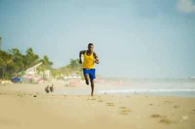 genç çekici deniz suyu profesyonel sporcu yaşam tarzı üzerinde sahil eğitim, sert ve koşu koşan atletik ve güçlü siyah Afrika kökenli Amerikalı adam uygun ve atlet egzersiz sökük 