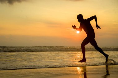 genç çekici silüeti üzerinde deniz suyu profesyonel sporcu ve runner egzersiz günbatımı sahil eğitim, sert ve koşu koşan atletik ve güçlü siyah Afro-Amerikan adam uygun 