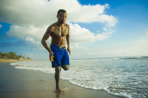 Joven Atractivo Forma Atlética Fuerte Hombre Afroamericano Negro Corriendo Playa — Foto de Stock