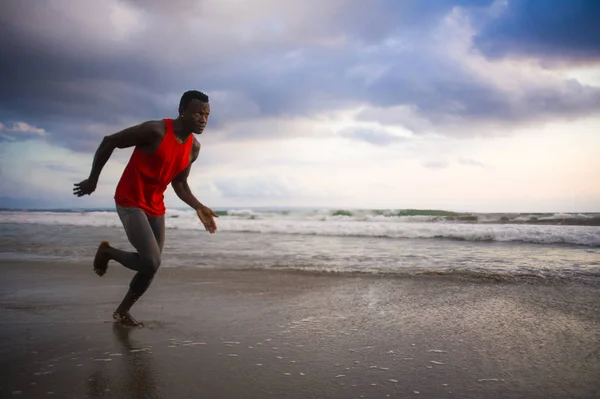 Junger Attraktiver Athletischer Und Kräftiger Schwarzafrikanisch Amerikanischer Mann Der Strand — Stockfoto