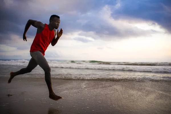 Junger Attraktiver Athletischer Und Kräftiger Schwarzafrikanisch Amerikanischer Mann Der Strand — Stockfoto