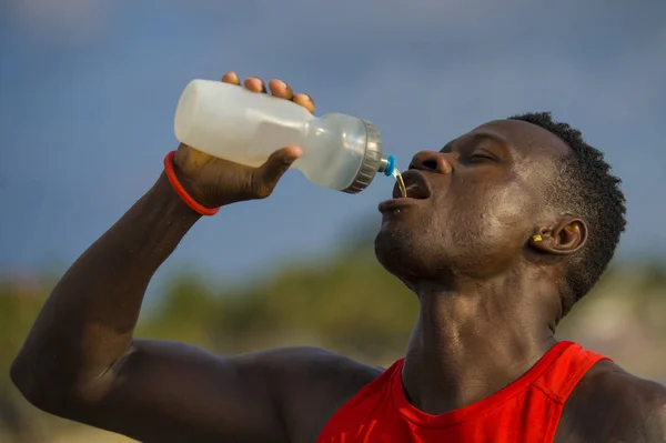 Junge Gutaussehende Und Attraktive Schwarzafrikanisch Amerikanische Sportler Müde Und Durstig — Stockfoto