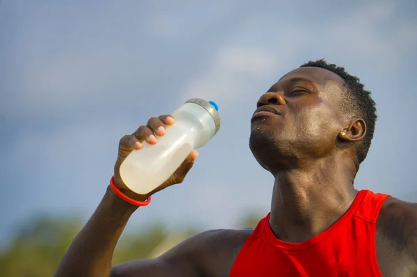 Junge Gutaussehende Und Attraktive Schwarze Afroamerikanische Sportler Müde Und Durstig — Stockfoto