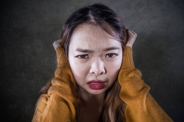 depresyon acı acı yüz ifadesinde koyu arka plan genç deli umutsuz ve mutsuz Asya başını tutan kadın depresif ve duygu acı üzgün ve üzerinde ağrı Kore dili izole