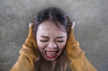 Genç deli umutsuz ve mutsuz Asyalı kadın çığlığı korkuyor Korece ve endişeli duygu öfke ve dramatik ağrı yüz ifadesinde depresyon kavramı üzerinde koyu arka plan üzerinde izole ağrı