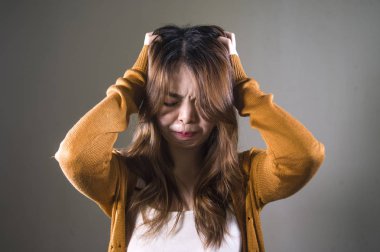 Genç deli umutsuz ve mutsuz Asya arayan kadın depresif Korece ve çaresiz duygu acı ve ağrı depresyon acı acı yüz ifade izole koyu arka plan üzerinde