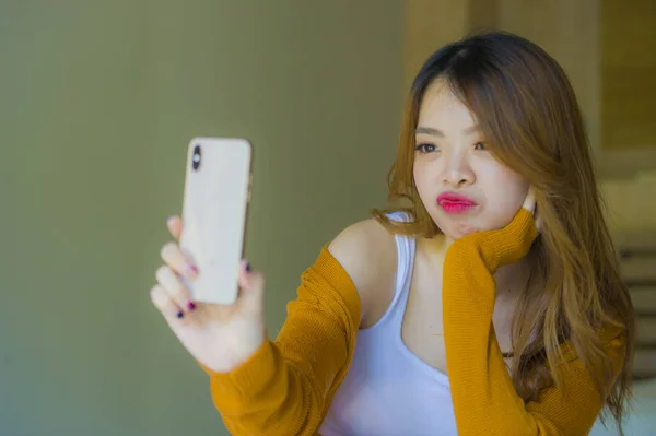 Joven Atractivo Relajado Asiático Chino Chica Casa Dormitorio Disfrutando Tomar —  Fotos de Stock