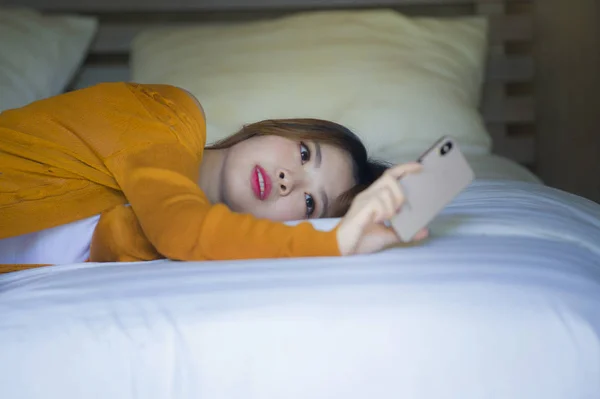 Fiatal Vonzó Nyugodt Ázsiai Koreai Lány Segítségével Mobil Telefon Otthon — Stock Fotó