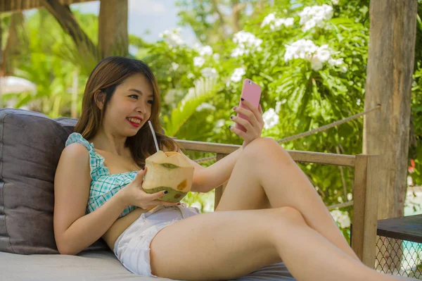 Életmód Resort Trópusi Kert Ivóvíz Kókusz Víz Bevétel Selfie Fénykép — Stock Fotó
