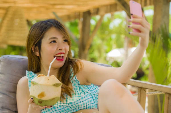 Életmód Resort Trópusi Kert Ivóvíz Kókusz Víz Bevétel Selfie Fénykép — Stock Fotó