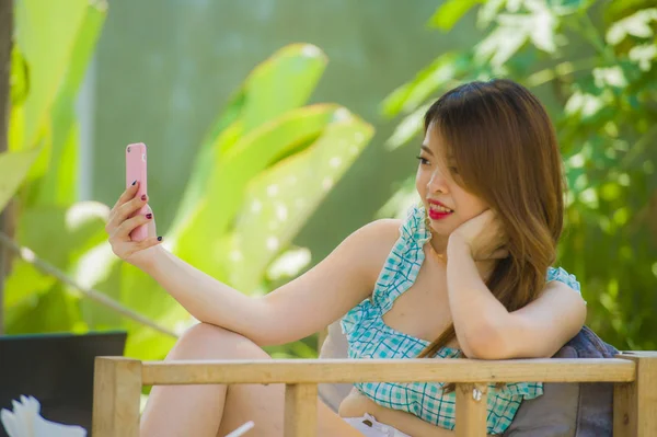 Estilo Vida Retrato Joven Estudiante Coreana Feliz Atractiva Jardín Del —  Fotos de Stock