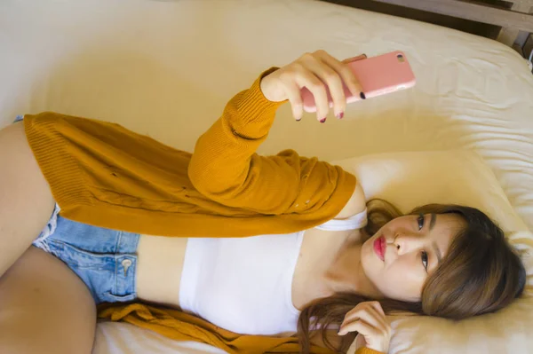 Joven Atractiva Relajada Chica China Asiática Utilizando Teléfono Móvil Casa — Foto de Stock