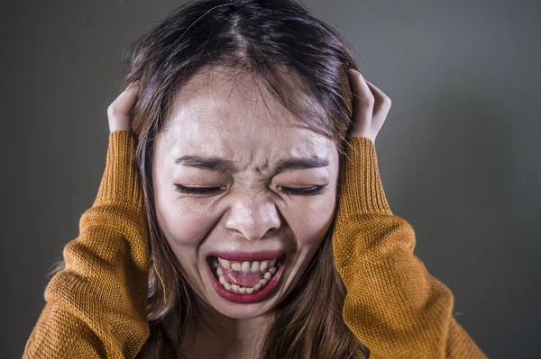 Junge Verzweifelte Und Aufgebrachte Asiatische Koreanerin Schreit Verängstigt Und Ängstlich — Stockfoto