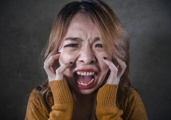 Νέοι Τρελός Απελπισμένος Και Αναστατωμένος Ασιατική Κορεάτικη Γυναίκα Ουρλιάζοντας Φοβάται — Φωτογραφία Αρχείου