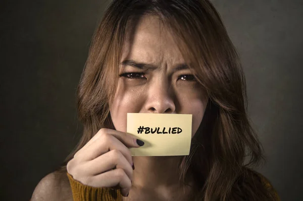 Joven Triste Desesperada Asiática China Estudiante Mujer Sosteniendo Mensaje Papel — Foto de Stock
