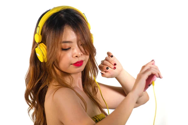 Jovem Atraente Feliz Menina Chinesa Asiática Com Fones Ouvido Amarelos — Fotografia de Stock
