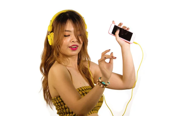 Młody Atrakcyjny Szczęśliwy Azjatycki Chiński Dziewczyna Żółtym Słuchawki Słuchać Muzyki — Zdjęcie stockowe