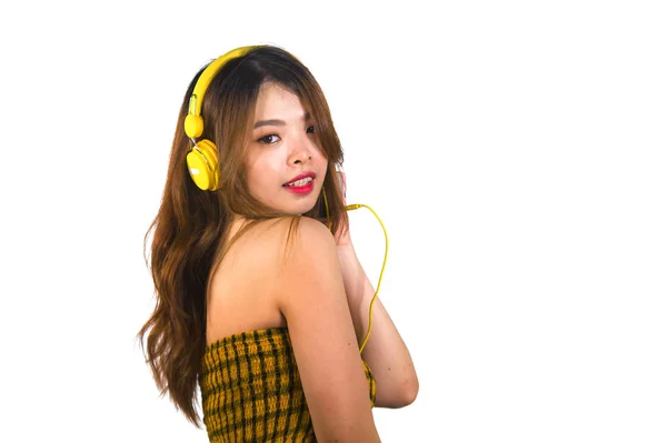 Fiatal Vonzó Boldog Ázsiai Koreai Lány Sárga Fejhallgató Mobiltelefon Táncol — Stock Fotó