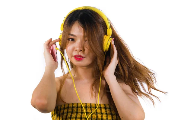 Junge Attraktive Und Glückliche Asiatische Mädchen Mit Gelben Kopfhörern Hören — Stockfoto
