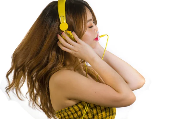 Joven Atractiva Feliz Asiática Coreana Chica Con Auriculares Amarillos Escuchando — Foto de Stock