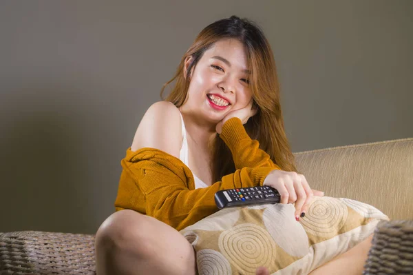 Jovem Feliz Atraente Mulher Asiática Coreana Assistindo Televisão Casa Sofá — Fotografia de Stock
