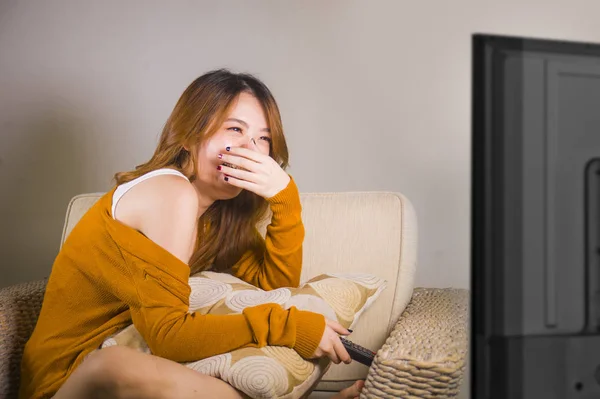Jeune Femme Chinoise Asiatique Heureuse Attrayante Regardant Télévision Maison Canapé — Photo