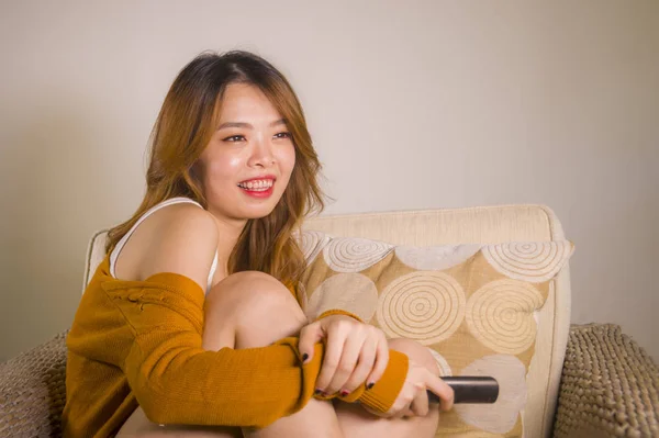 Jovem Feliz Atraente Mulher Asiática Coreana Assistindo Televisão Casa Sofá — Fotografia de Stock