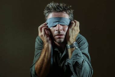 kravat oynarken Internet eğilim tehlikeli viral meydan okuma ile şüpheli hareket kör gözlü gözü kapalı genç kayıp ve şaşkın adam koyu arka plan üzerinde izole sezgi rehberliğinde
