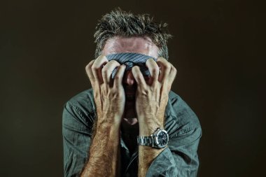 kravat oynarken Internet eğilim tehlikeli viral meydan okuma ile şüpheli hareket kör gözlü gözü kapalı genç kayıp ve şaşkın adam koyu arka plan üzerinde izole sezgi rehberliğinde