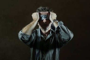 kravat oynarken Internet eğilim tehlikeli viral meydan okuma ile şüpheli hareket kör gözlü gözü kapalı genç kayıp ve şaşkın adam koyu arka plan üzerinde izole sezgi rehberliğinde