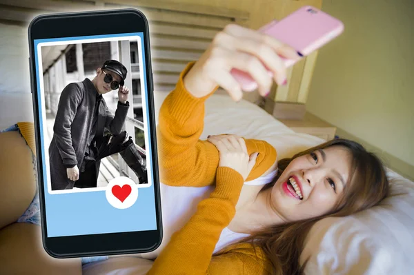Jovem Bela Feliz Mulher Coreana Cama Usando Telefone Celular Fazendo — Fotografia de Stock