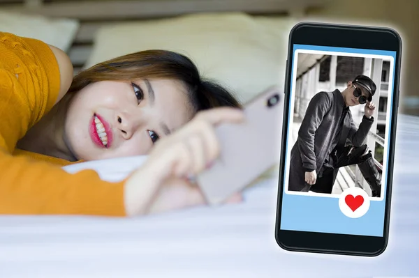 Jovem Bela Feliz Mulher Coreana Cama Usando Telefone Celular Fazendo — Fotografia de Stock