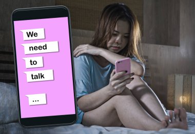 depresif duygu genç umutsuz ve mutsuz Asyalı Koreli kadın acı acı ve kırık kalp kompozit ilişkimde sorunlar içine cep telefonu online metin ve kavram break