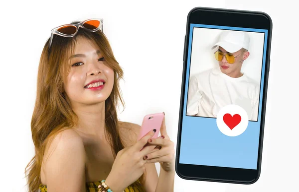 Jovem Bela Romântica Mulher Coreana Usando Telefone Celular Flertando Line — Fotografia de Stock