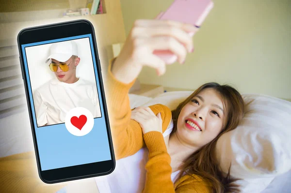 Молодая Красивая Романтичная Кореянка Постели Флиртует Мобильным Телефоном Онлайн Через — стоковое фото
