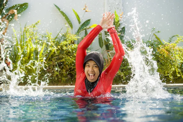 Jovem Mulher Muçulmana Feliz Alegre Brincando Com Água Animado Piscina — Fotografia de Stock