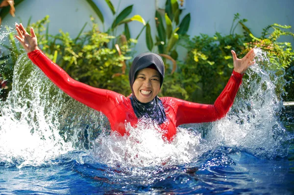 Fiatal Boldog Vidám Muszlim Játszik Víz Izgatott Resort Medence Fröccsen — Stock Fotó