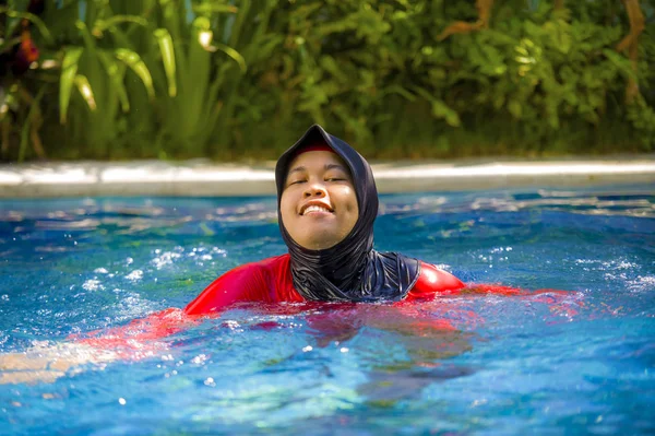 Joven Feliz Alegre Mujer Musulmana Jugando Con Agua Excitada Piscina — Foto de Stock