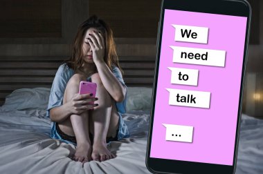 acı acı ve kırık kalp kompozit ilişkimde sorunlar ve kavram kıracak cep telefonu online metin ile yatakta ağlayan depresif duygu genç umutsuz ve mutsuz kız